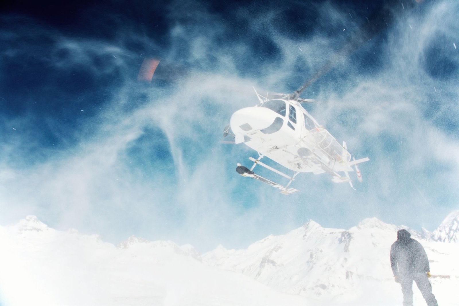 Helikopter landet für Heliskiing am Arlberg