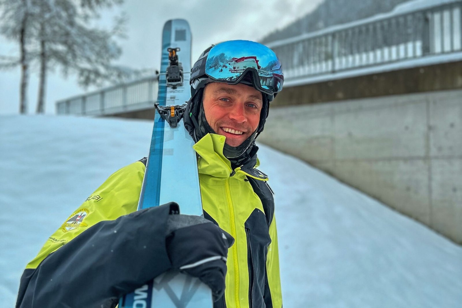 Alex Kunert in St. Anton am Arlberg mit Ski in der Hand