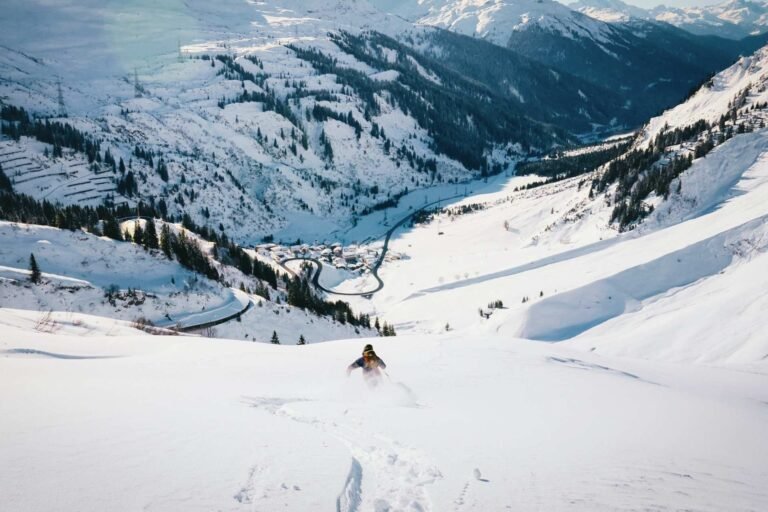Tiefschneeabfahrt am Arlberg mit Blick auf Stuben
