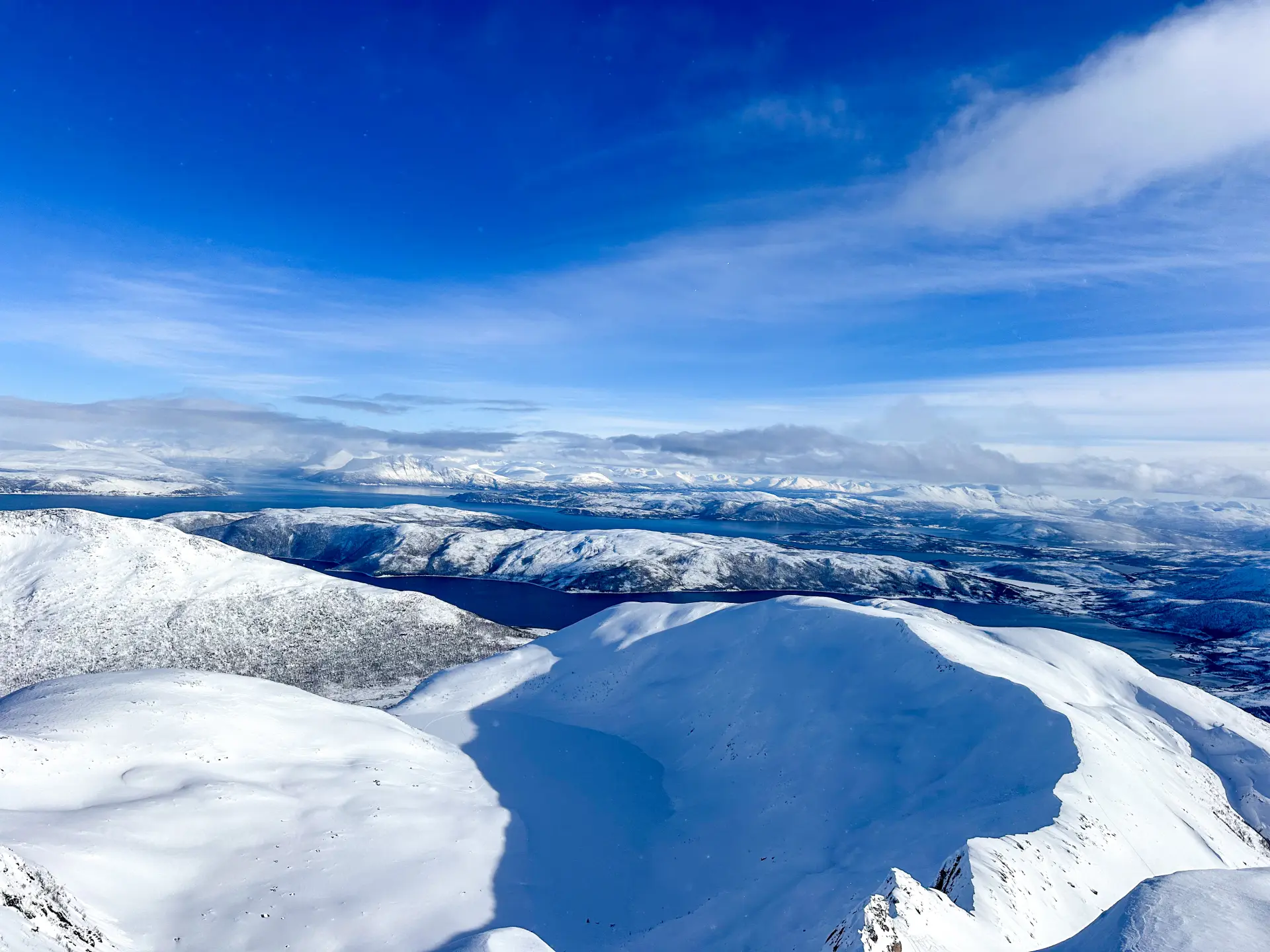 Blauer Himmer in Senja